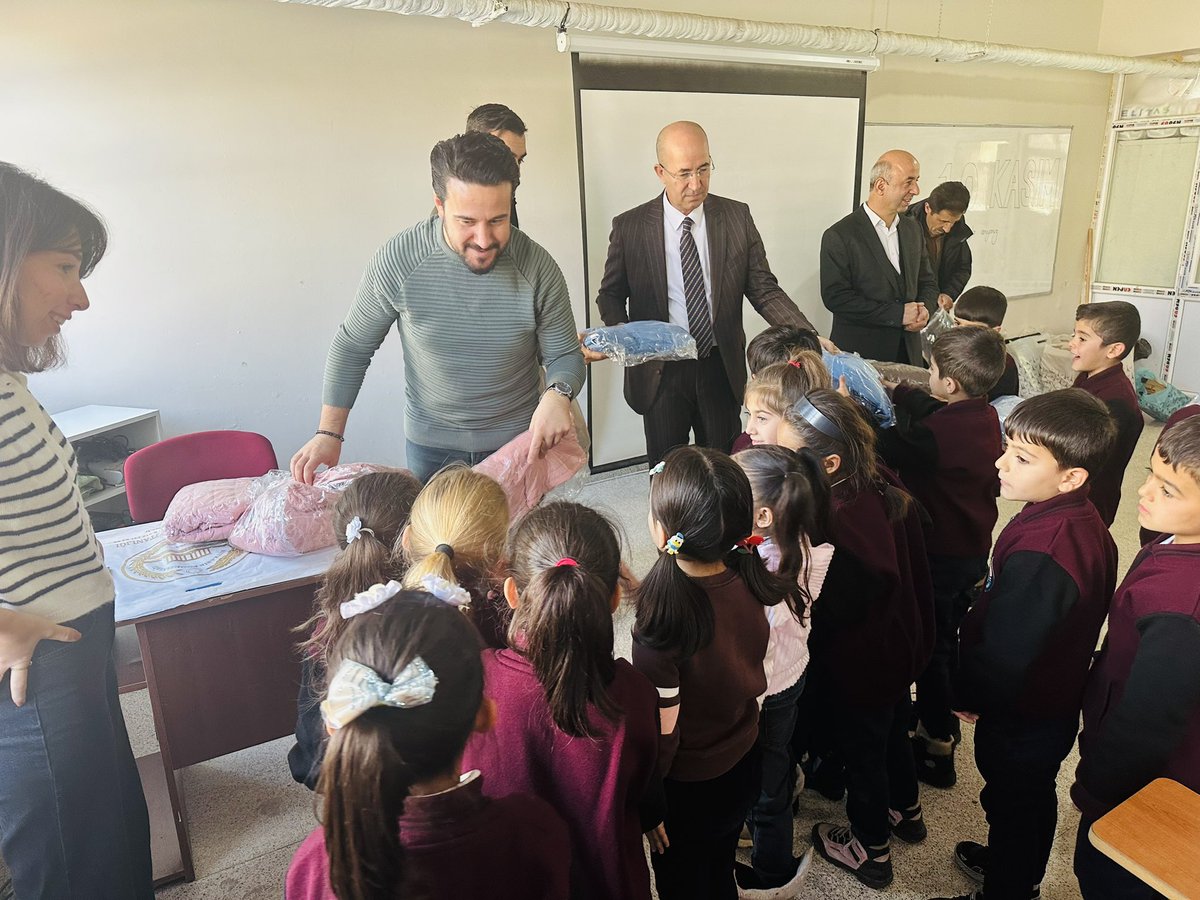 dirbazbuyuksu's tweet photo. Beldemiz Güvenli ilköğretim okulunda okuyan öğrencilere kışlık mont ve bot ayakkabı hediye eden, İyilik Hareketi Kültür Derneği başkanı sayın Kasım Alper Özdemir'e beldemiz adına teşekkür eder, şükranlarımı sunarım.
Allah hayrını kabul etsin inşallah. 
@KasimAlper https://t.co/cpd2kki6j0