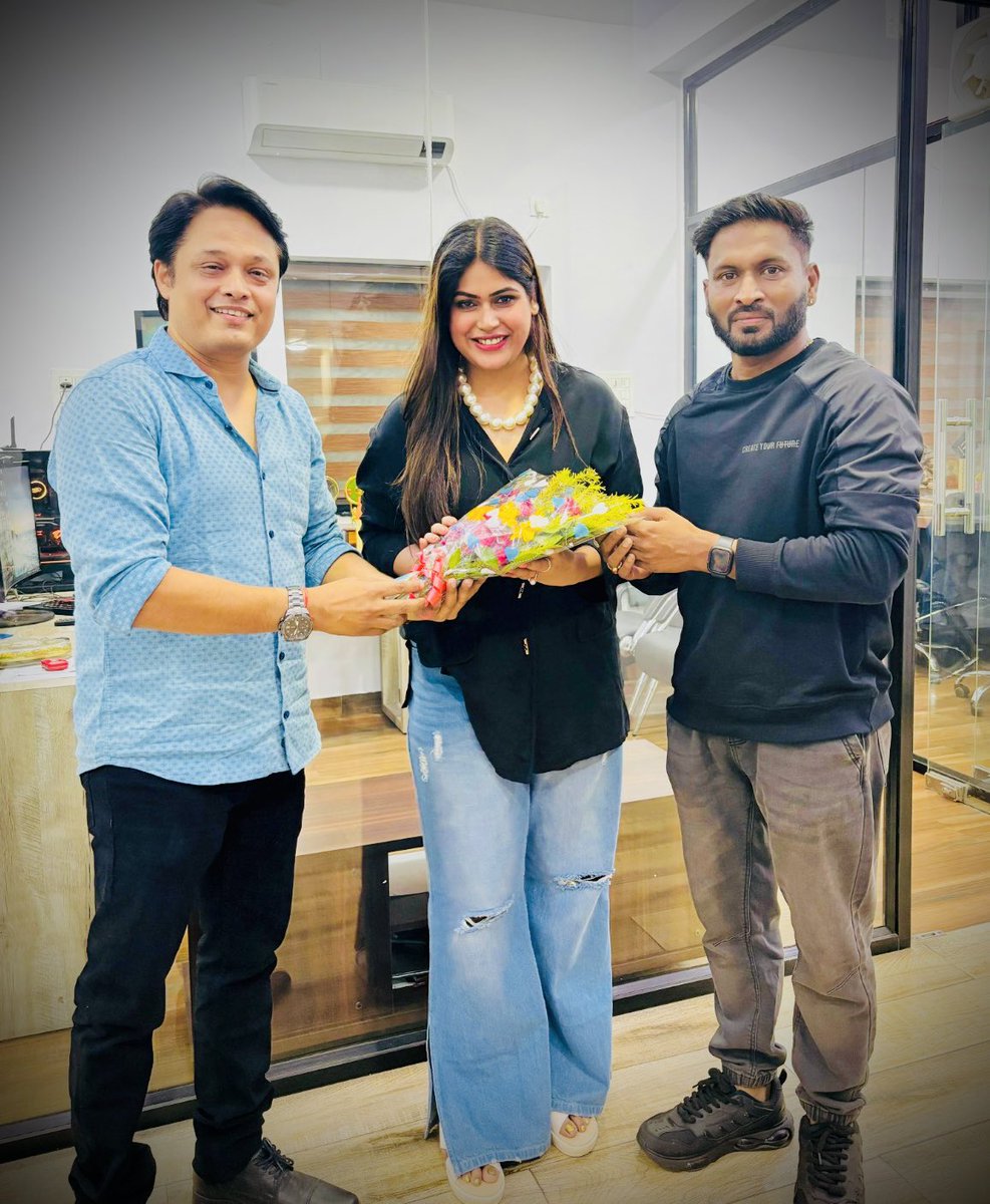 mumbaipriya361's tweet photo. Hope the committee will start functioning smoothly soon. It was a pleasure meeting with the members of the Jharkhand Film Development Committee. #VinodSingh #SujitUpadhyay #Raju and #Vivek Jee 🎬 
.
.
.
#iprdjharkhand #iprd #film #subsidy #jamshedpur #ranchi #jharkhand https://t.co/foW5jmOSVc