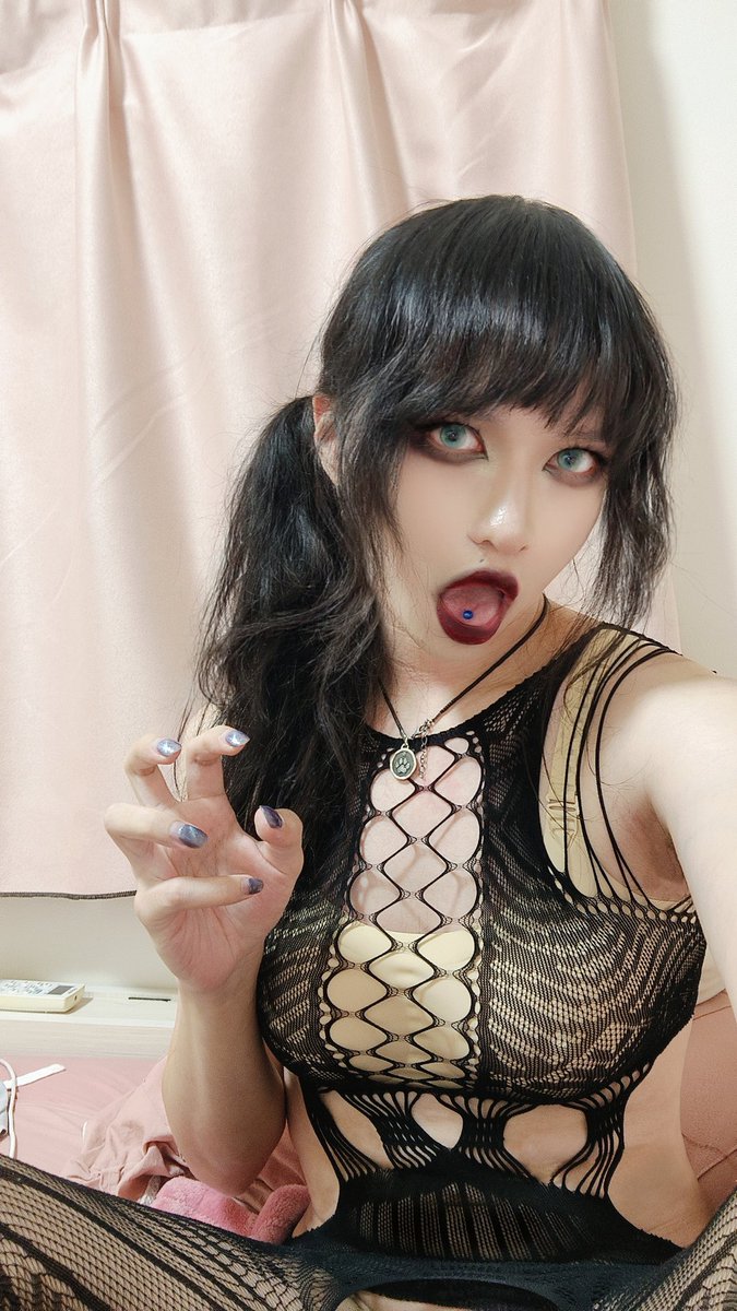 榨一点还是纯一点？
感觉我万年画一次蛇系妆大家好像回应没有很激烈，更喜欢纯的麻衣吗？
纯提问，关乎到以后给你们的福利

#cd #伪娘 #男の娘 https://t.co/cO2HuU90KG