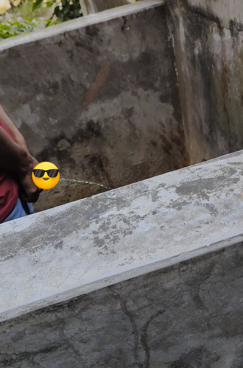 পাশে দাঁড়ানো মূত্রত্যাগরত পুরুষের পুরুষ্ট এনাকোন্ডা দেখার মজাই আলাদা! আর, মূত্রত্যাগ শেষে যখন ধো*ন নাচায়.... আহ!! দেখেই শান্তি!!