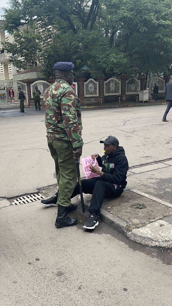 _James041's tweet image. The hardest photo I have seen on the internet today.

We can make it the most trending photo internationally 

If this post appears on your TL, type #FreeJuliusKamau #OccupyParliament #RutoMustGo