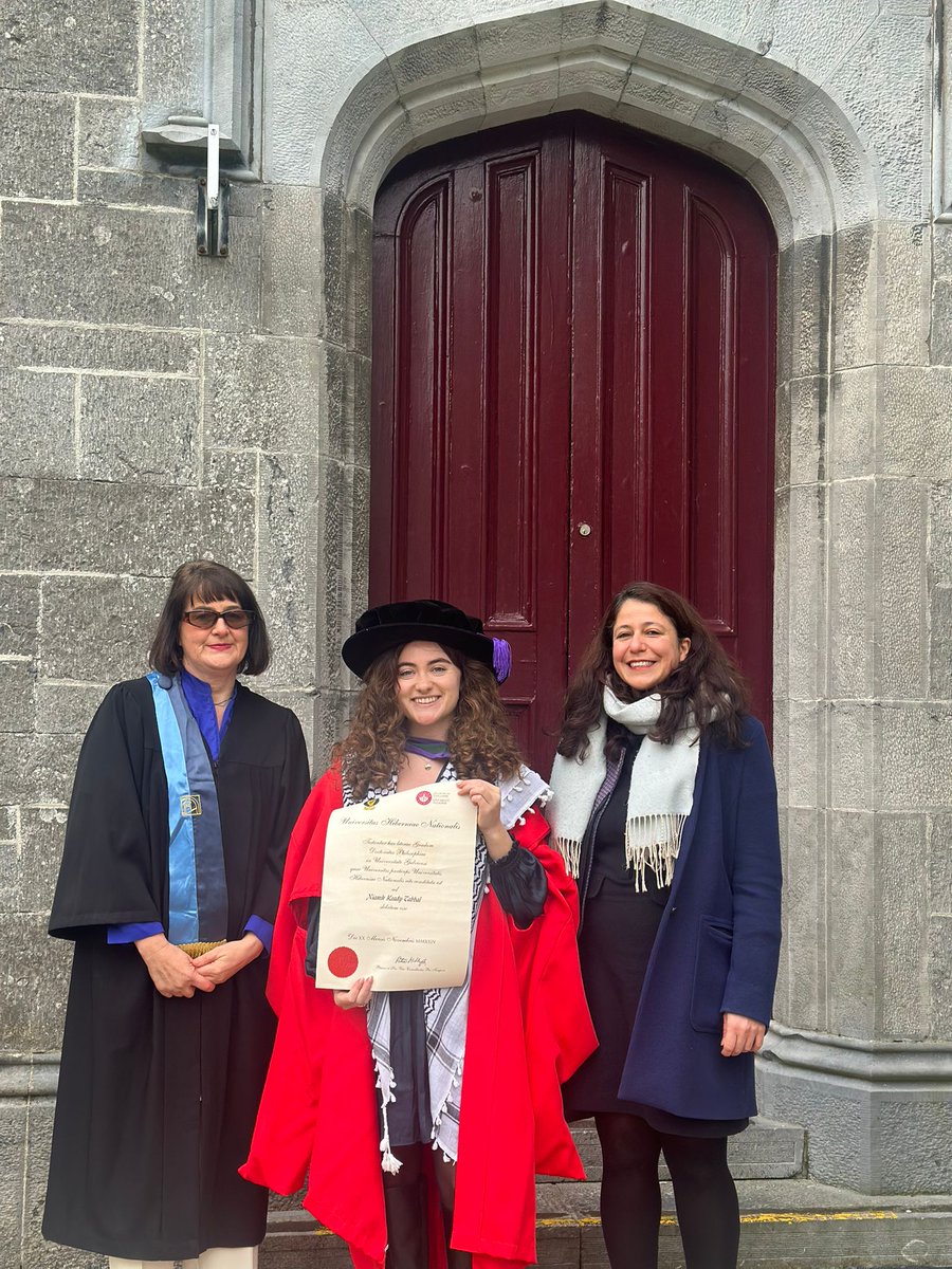 IrishCentreHR's tweet image. .@IrishCentreHR @UniOfGalway is pleased to celebrate the conferring of its newest PhD graduates, Dr @PearceClancy and Dr @NiamhKTabbal, which took place yesterday morning in the Bailey Allen Hall, Áras an Mac Léinn, @UniOfGalway.

Read more: universityofgalway.ie/irish-centre-h…