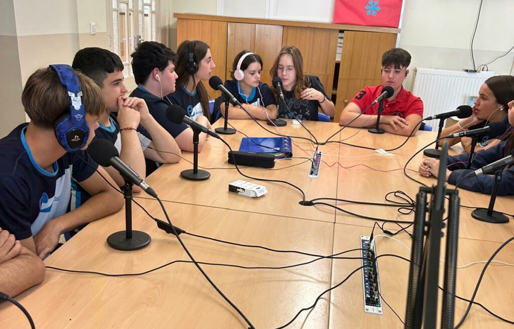 Els alumnes de l'optativa de ràdio de les <a href="/EscolapiesFIG/">Escolàpies Figueres</a> ens acosten una setmana més una secció a Les Veus del Matí. Històries d'aula és un nou espai que tindrem dins el nostre magazín.
radiovilafant.net/2024/11/21/his…