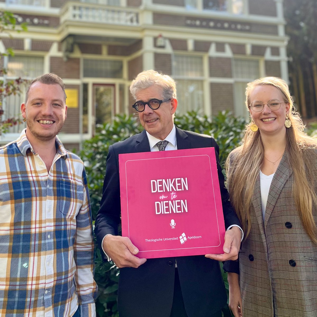 De zevende podcastlevering van 'Denken om te dienen' staat online! Onderwerp van deze aflevering is 'de preek'. Wat maakt de preek nu zo uniek? In deze aflevering vertelt prof. dr. M.J. Kater je alles over wat een preek tot een preek maakt én welke rol je als hoorder hebt in de