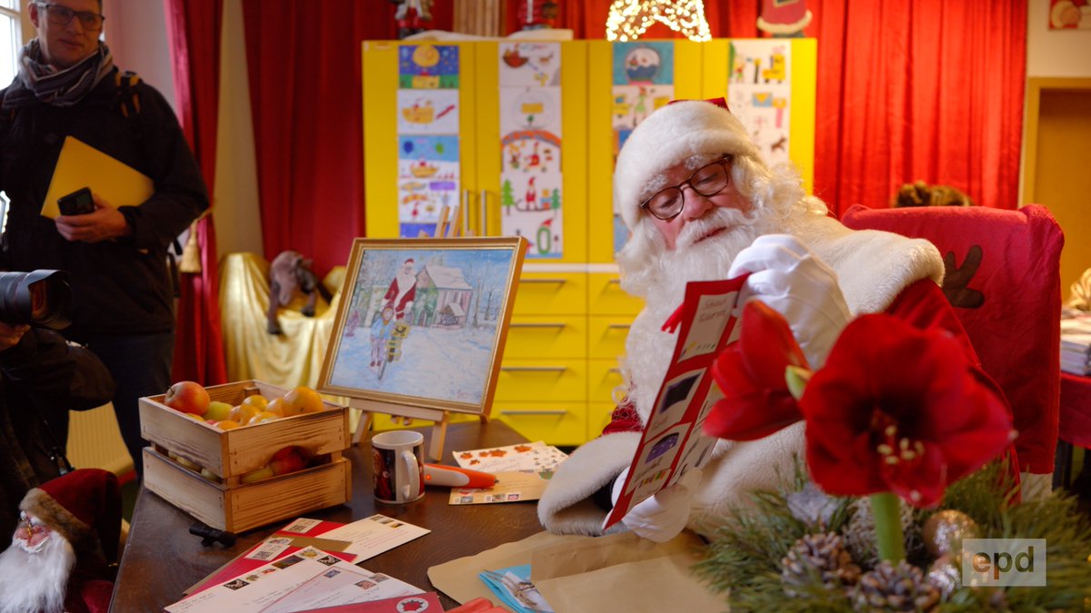 epd_news's tweet photo. Das Weihnachtspostamt Himmelpfort startet in die Saison. #epdVideo hat mit dem Weihnachtsmann gesprochen. https://t.co/Se9P13LuG0 https://t.co/unMh7Be9zm