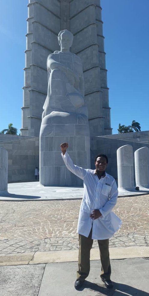 A veces, una foto captura más que una imagen; captura un sentimiento. Abraham, el estudiante sudafricano convertido en Dr.

 Su ‼️Viva la Revolución Cubana‼️ me sorprendio"¡Gracias a la Revolución Cubana hoy soy médico!", un grito de gratitud que conmueve profundamente. 🇨🇺🇿🇦