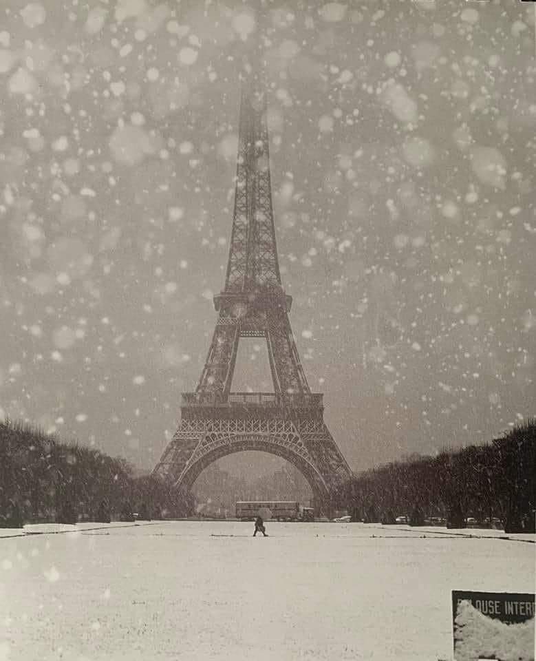 📷 Robert Doisneau. 
Tour Eiffel sous la neige 
1964. Paris France