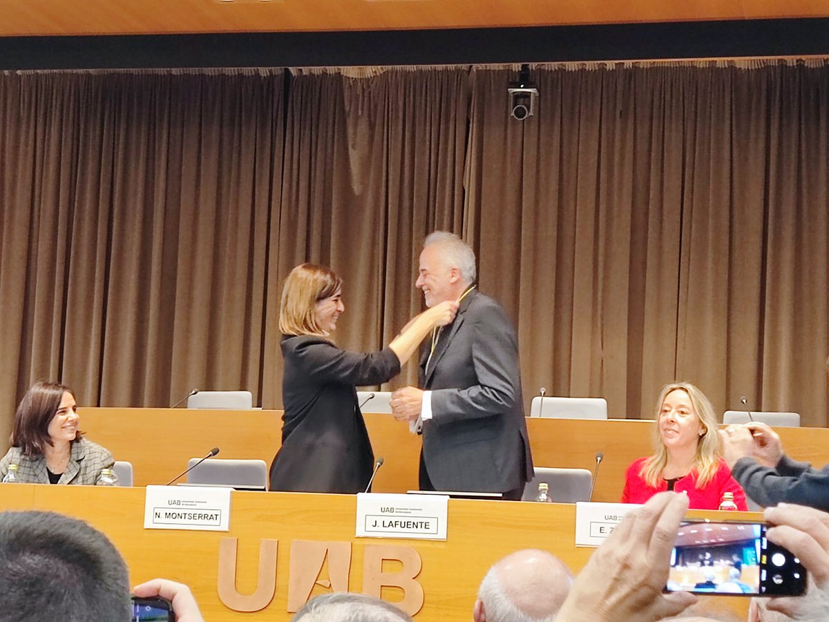 Xavier Verge (@xverge) on Twitter photo Pren possessió el Rector Javier Lafuente <a href="/UABBarcelona/">Universitat Autònoma de Barcelona</a>. 6 anys per endavant de no pocs reptes. Pren possessió el Rector Javier Lafuente <a href="/UABBarcelona/">Universitat Autònoma de Barcelona</a>. 6 anys per endavant de no pocs reptes.