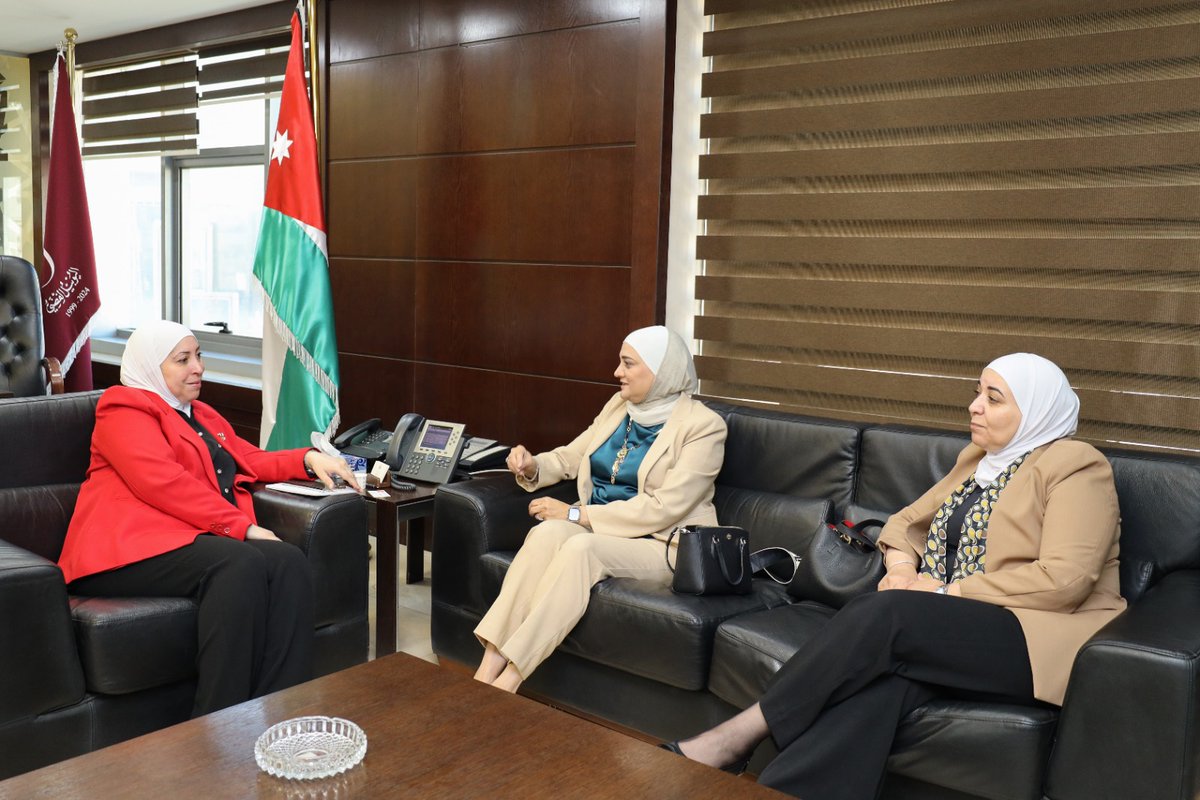 التقت وزيرة النقل المهندسة وسام التهتموني مع رئيسة ملتقى سيدات الأعمال والمهن الأردني الدكتورة ريم البغدادي وعضو الهيئة الإدارية للملتقي النائب الأول ...
albaladnews.net/article/409581…