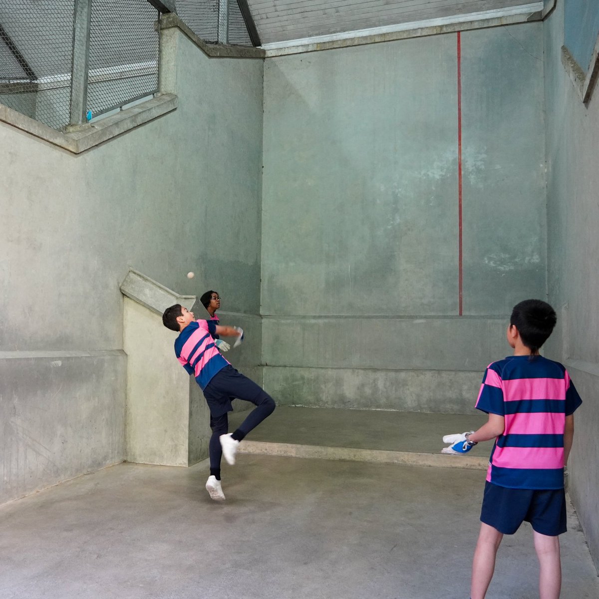 It’s been twice-weekly training for Year 7 and 8 on our Fives courts at Westminster School, and now the countdown is on to their first fixture of the term against Berkhamsted School. 🤩 Here’s to an exciting match!