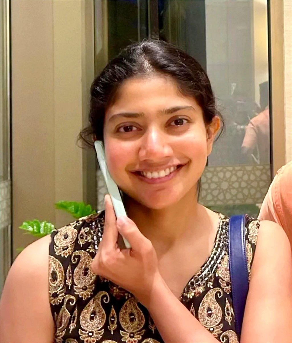 SaipalluRasigai's tweet photo. Recent captures of @Sai_Pallavi92 straight from #coimbatore 😍
#FansClick 📸
#SaiPallavi #SaiPallavi𓃵 #SaiPallaviSenthamarai #Amaran
#SaiPallavifans #WeLoveSaiPallavi https://t.co/qyOP971LqX
