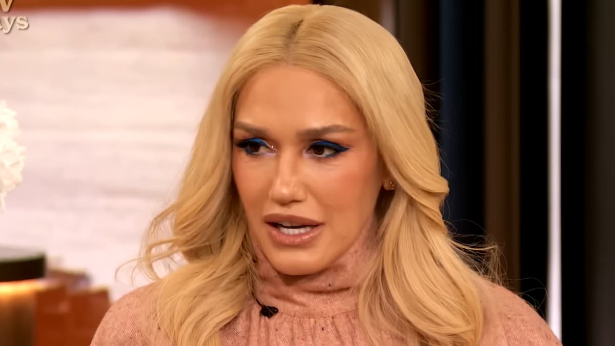 Daily Mail on X: "Gwen Stefani looks unrecognizable in flashback snap as  she makes sad confession about her appearance https://t.co/lIOuJVcp1c  https://t.co/zycdtYUc0C" / X