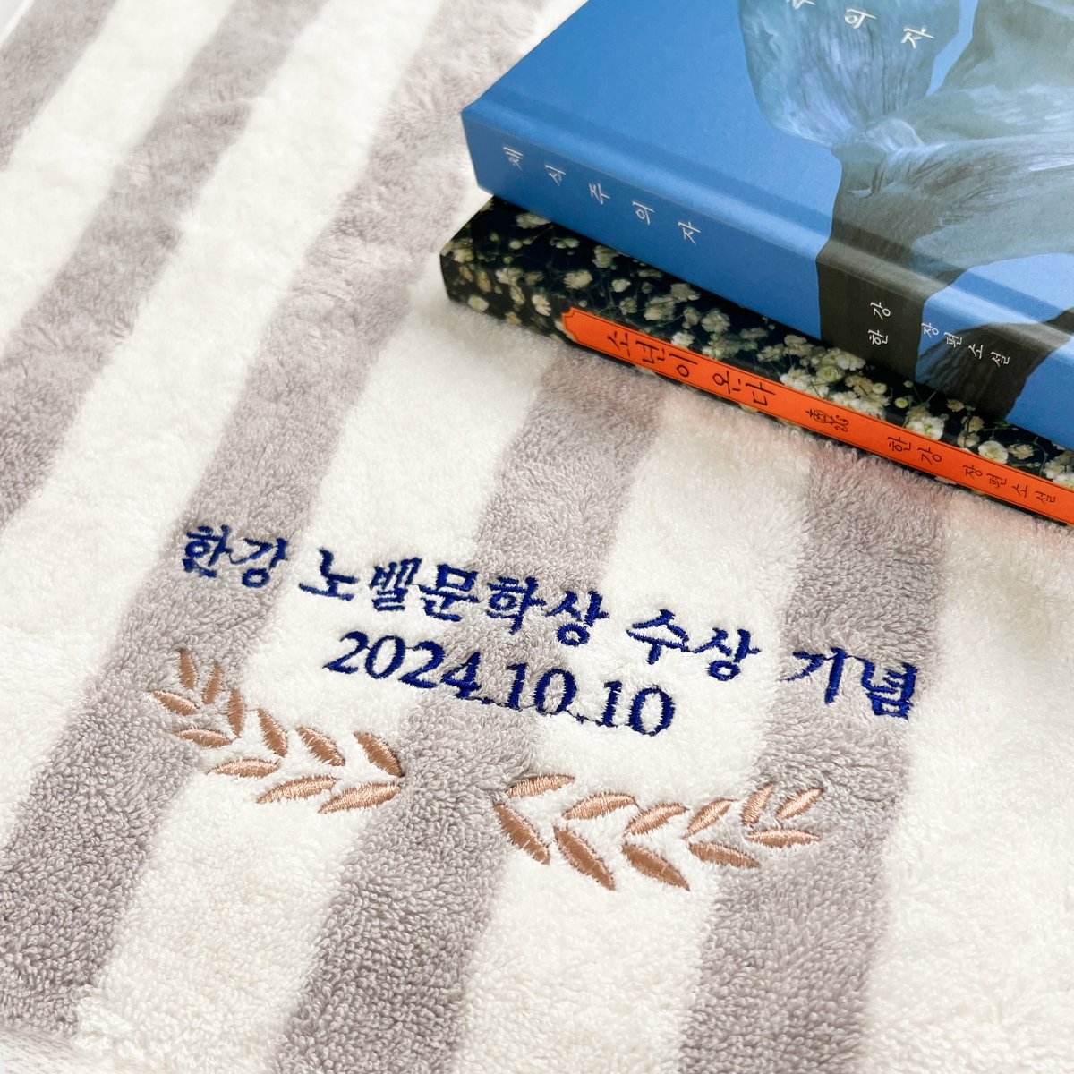 175planet's tweet photo. 허티 커스텀 뱀부타올 공구 이벤트!
문의가 많아 공구 기간도 늘어났어요🎉

⭐장당 1,500원 자수비 무료!⭐
⭐판매가의 5~15% 추가 할인⭐
✅기간: 11/18~11/27
✅수량: 20장, 40장 이상 (10장 단위)
✅배송: 12/5 순차 배송 시작

🔗공구 주문 링크: https://t.co/tUhodbwXZK https://t.co/A4w8Vcfumw