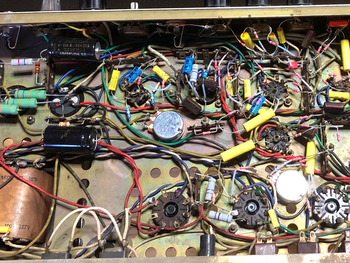 TEISCOのProfessionalというアンプの修理です。
とても古い国産アンプなのですが中を開けてビックリ！
基板が使われておらず、パーツ同士を直接繋げてあり、これが本当のハンドワイアード！？
ひたすら同じ定数のパーツを慎重に組み直し、何とか音の出る状態にできました。