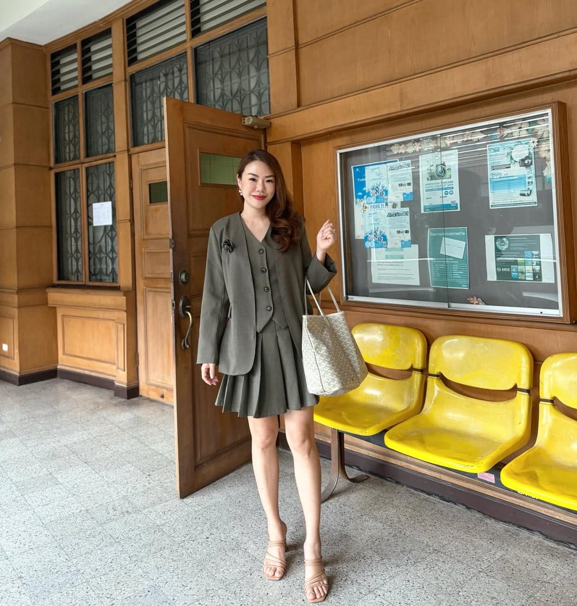 ที่สอบผ่านเพราะมีความรู้ 🥰📒🤓
แต่ที่ยิ้มอยู่เพราะมี......... 😁💐😛 #ใกล้สอบแล้วอ่านหนังสือกัน #นักกฏหมาย #ทนายสวย #ทนาย #ด็อกเตอร์ #อาจารย์ใหญ่  #ครูสาว  #ข้าราชการครู  #โสดมากจีบได้