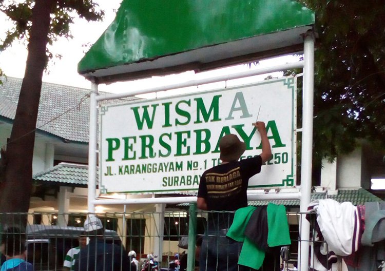 AndiePeci's tweet photo. Dulu saat arek-arek kerja bakti
Membersihkan Wisma Persebaya ini
Umur Marselino Ferdinan msh 12 tahun

Marselino biasa main bola di lapangan belakang wisma Persebaya ini

Marselino
Telah mendunia dia sekarang https://t.co/jALBK7ms2G