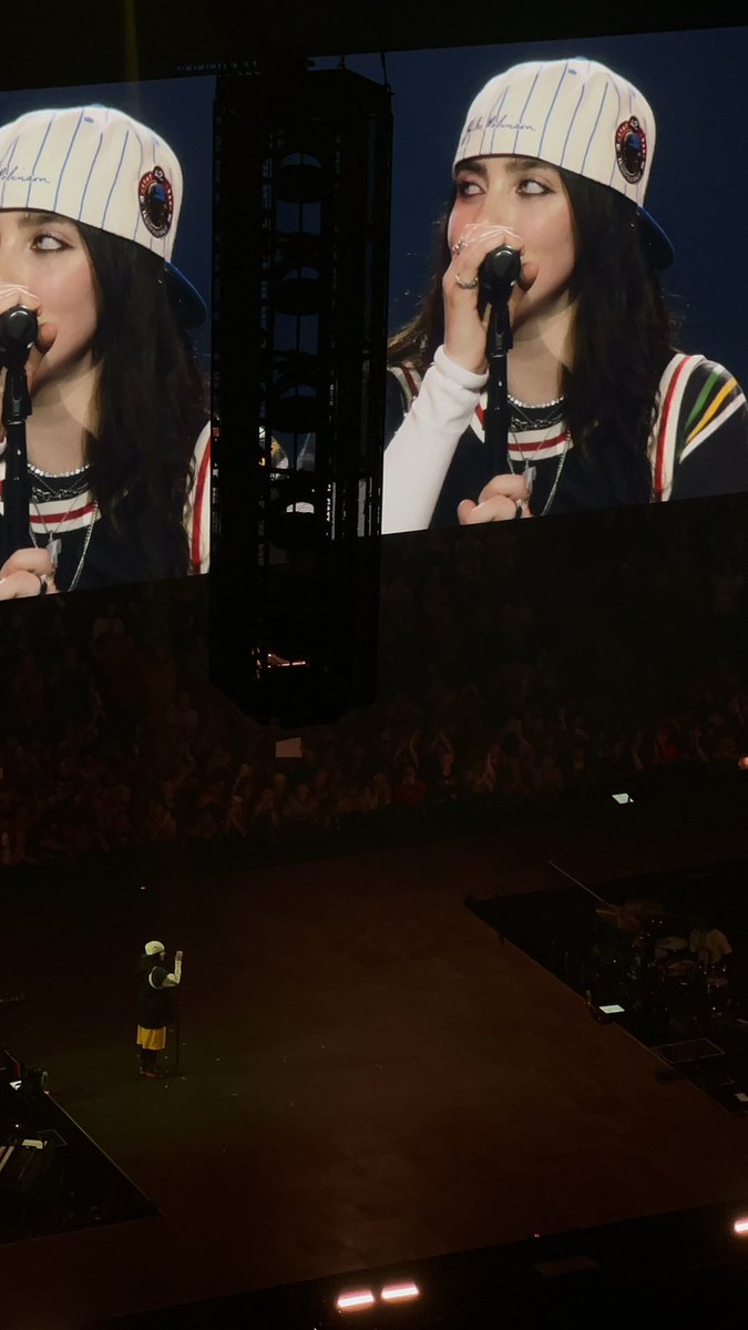 sid4206669's tweet photo. I think Billie eilish is the most beautiful woman I’ve ever laid eyes on https://t.co/LWlgHksOKJ