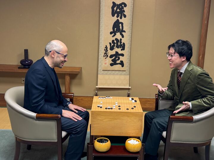 Nihonkiin_pr's tweet photo. 本日、アルファ碁の開発者でもあり、今年のノーベル化学賞を受賞されましたデミス・ハサビス（Demis Hassabis）博士が来院され、井山裕太王座と記念対局、武宮陽光理事長より九段免状の贈呈、一力遼棋聖と記念対談が行われました。東京本院のある市ヶ谷にはハサビスの来院を歓迎するかのように大きな虹がかかっていました。

#囲碁 #日本棋院 #alphago #ハサビス博士