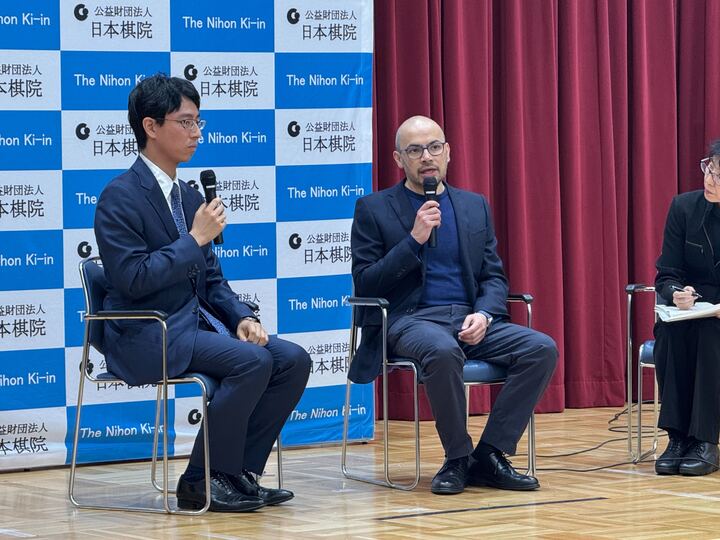 Nihonkiin_pr's tweet photo. 本日、アルファ碁の開発者でもあり、今年のノーベル化学賞を受賞されましたデミス・ハサビス（Demis Hassabis）博士が来院され、井山裕太王座と記念対局、武宮陽光理事長より九段免状の贈呈、一力遼棋聖と記念対談が行われました。東京本院のある市ヶ谷にはハサビスの来院を歓迎するかのように大きな虹がかかっていました。

#囲碁 #日本棋院 #alphago #ハサビス博士