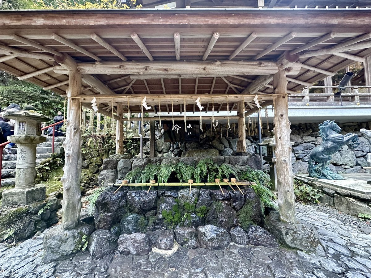 yu3111535's tweet photo. 貴船神社少しだけ紅葉🍁
絵馬の発祥なんだね。
#貴船神社　#紅葉　#パワースポット　#スピルチアルスポット#京都 https://t.co/ClwPoWO3M3