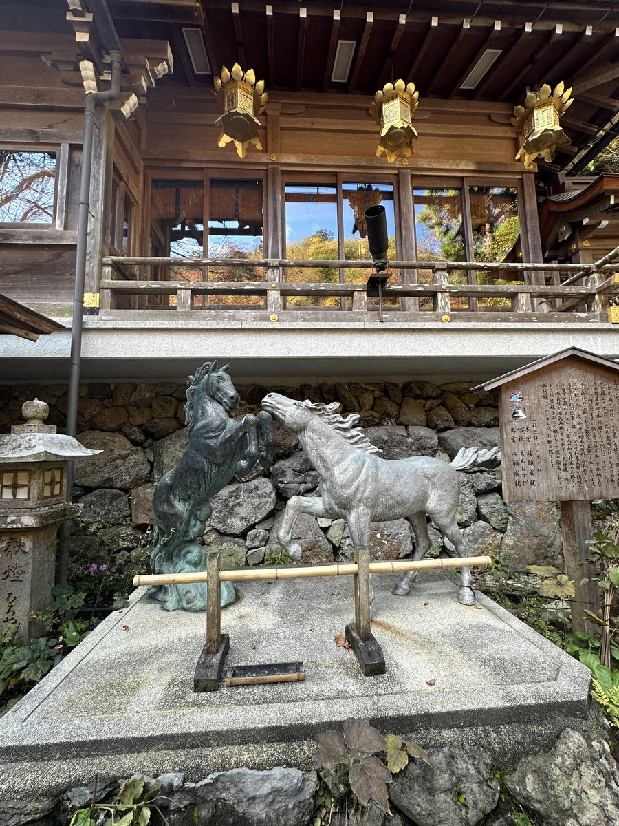 yu3111535's tweet photo. 貴船神社少しだけ紅葉🍁
絵馬の発祥なんだね。
#貴船神社　#紅葉　#パワースポット　#スピルチアルスポット#京都 https://t.co/ClwPoWO3M3