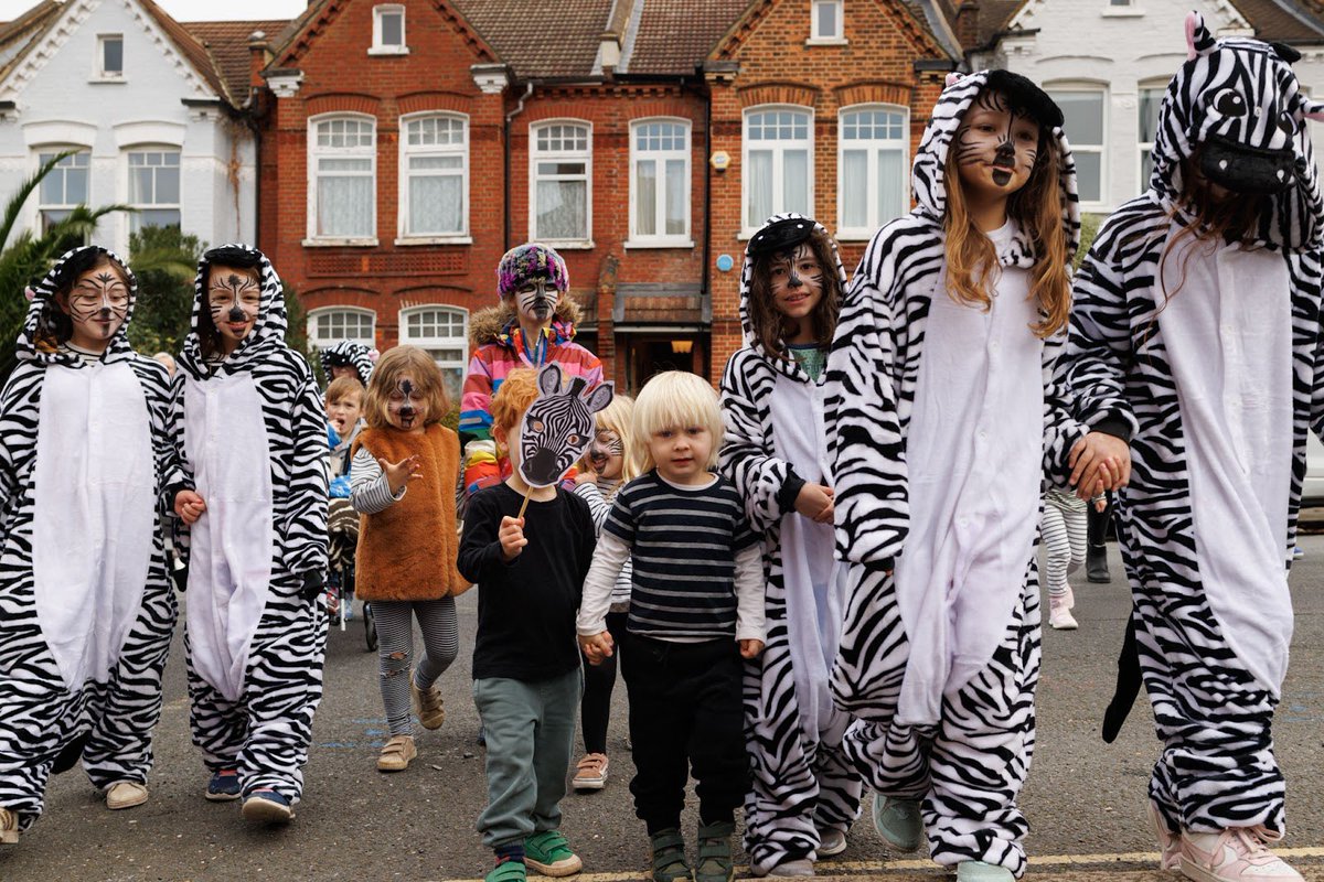 Say hi to the children of Rosendale! 

A school street has transformed their journey to school.  Less traffic, less stress. But they need safe routes to get there. Zebra crossings on #Croxted would help hundreds of kids navigate the 11k daily vehicles.  

 #RoadSafetyWeek 🦓🦓