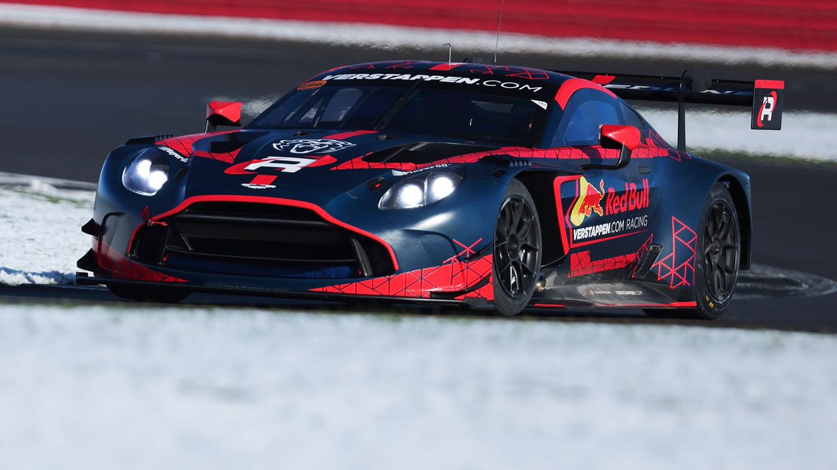 GTFreeze! ❄️ 2 Seas, FF Corse, RACE LAB and Verstappen Racing’s GT3 toboggans were sledging around  Silverstone’s winter wonderland yesterday.

📸 <a href="/JakobEbrey/">JEP</a>