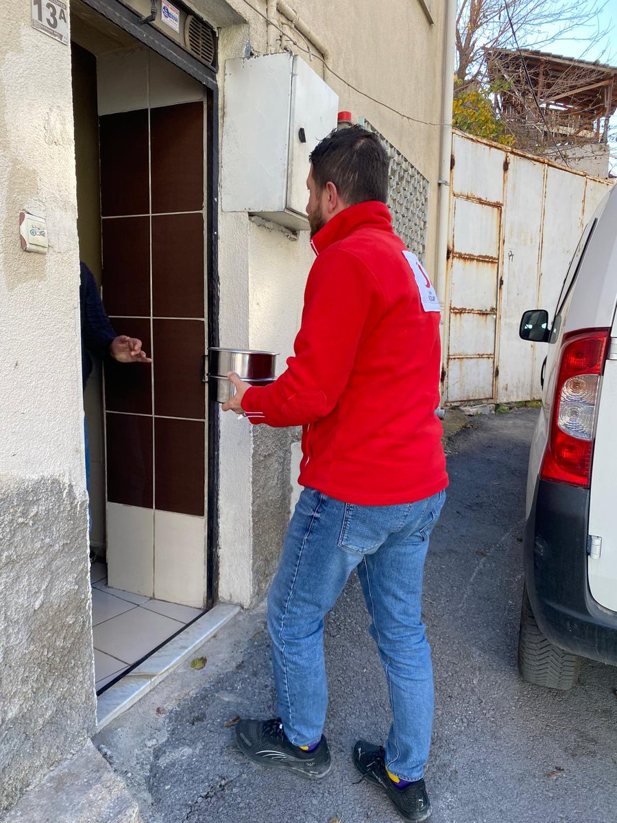 Burası Kütahya… 

Aşevimizde pişen yemekler; umutla kapının çalmasını bekleyen her bir haneye ulaşmaya devam ediyor. 🍲#SensizOlmaz