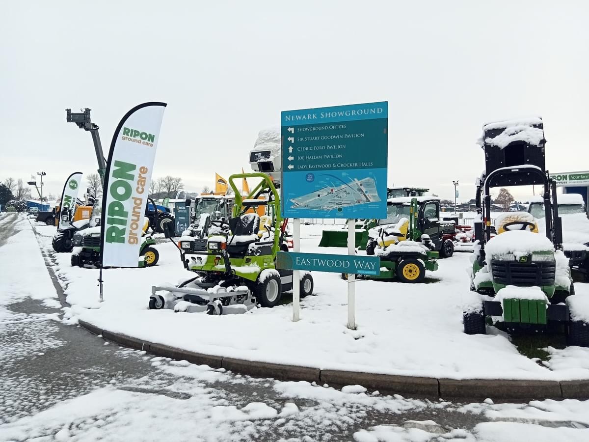 newarkfirstaid's tweet photo. It’s all white here @NewarkShowgrd for the @MidsMachinery - with cover for set up on Monday &amp; Tuesday it’s about to open for its 2nd show day. Machinery, kit, innovation on offer for the modern day farming. Looking to be a bit cold again today! https://t.co/kMoSvr3STq