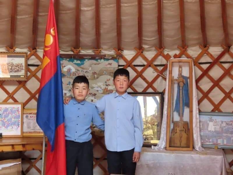 Хөвгүүд шатаж байсан цоожтой гэрийг эвдэж, 4 настай хүүхдийн амийг аварчээ🧡

Хөвсгөл аймгийн Тариалан сумын ерөнхий боловсролын сургуулийн 8-р ангийн сурагч Б.Бундбаяр, Б.Энхбаяр нар шатаж буй гэрээс 4 настай хүүхдийн амь насыг аварчээ.
 ❤ Хоёр хүү түлээгээ хагалж байхдаа ямар