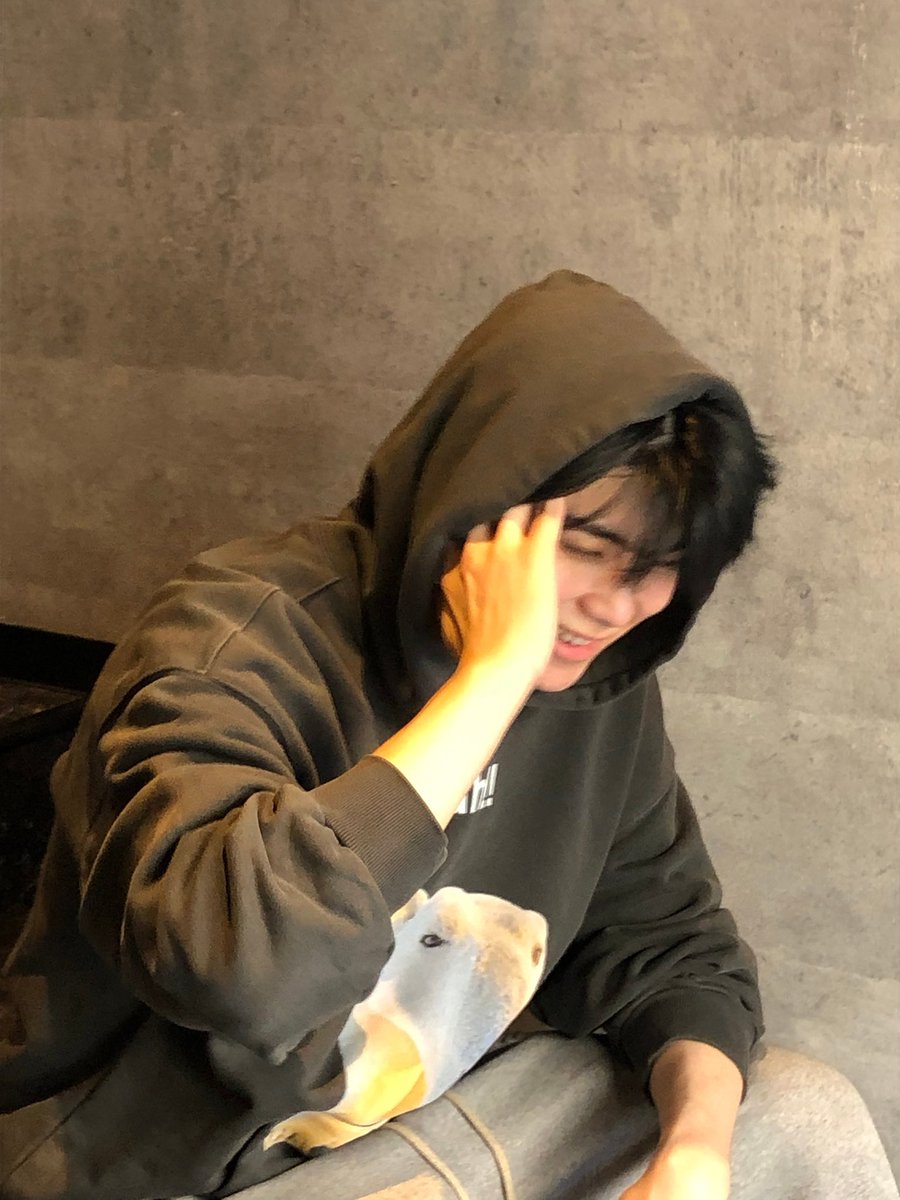 ZB1_GUNWOOK's tweet photo. 남친임 ? https://t.co/Rdg8DqxaHt