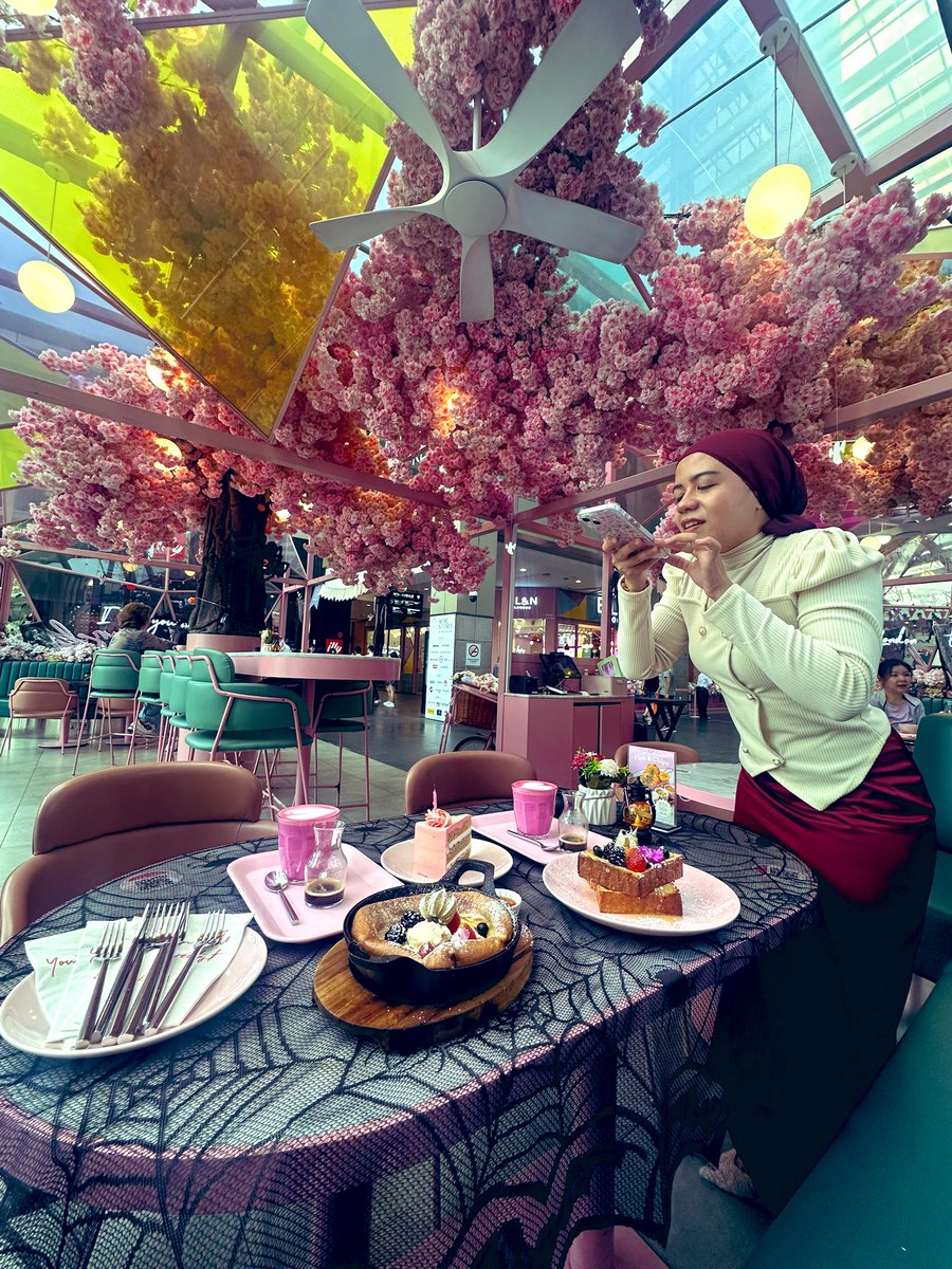 hanameeraa's tweet photo. Birthday celebrations with twin @_hanazaraa 🎈 https://t.co/4zp3qZGaBk