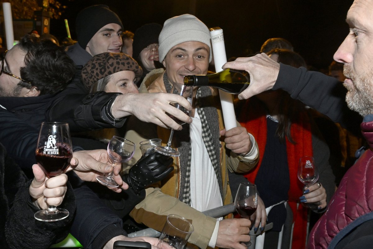 À Beaujeu, capitale historique du Beaujolais, une fête grandioses pour fêter l’arrivée des beaujolais nouveaux. #wine #BeaujolaisNouveau 
📷 Joël Philippon
c.leprogres.fr/economie/2024/…