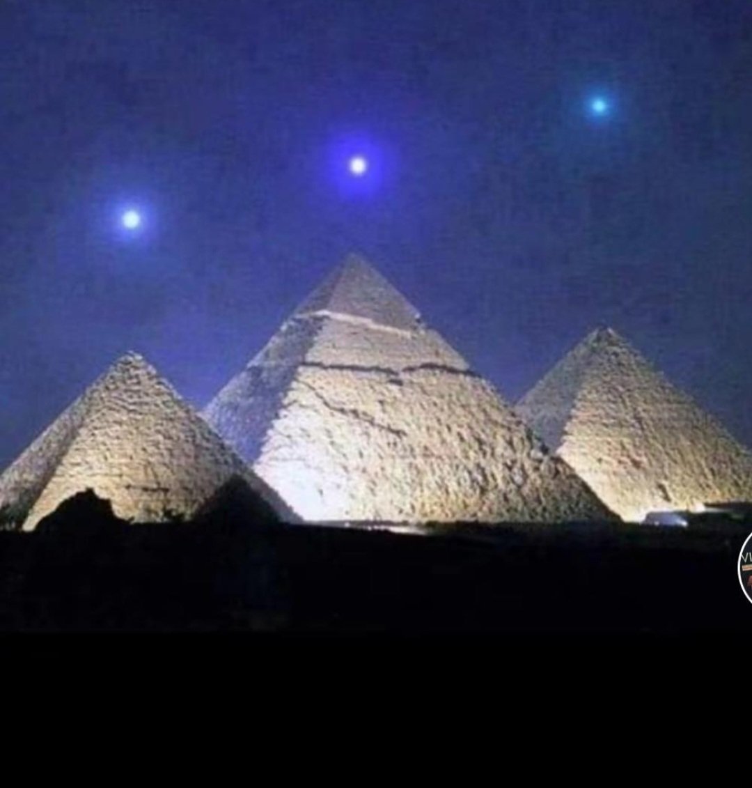 Mısır'daki Giza piramitlerinin üzerindeki Merkür, Venüs ve Satürn.
2373 yılda bir gerçekleşir. Ve yine gerçekleşiyor