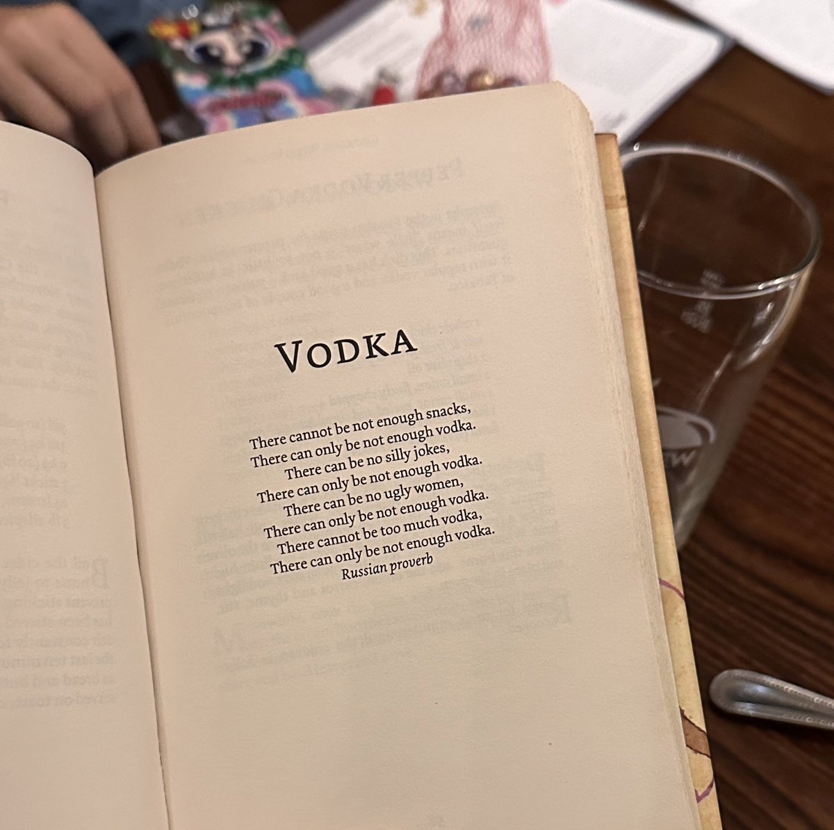 В английском пабе обнаружена книжка с рецептами блюд с алкоголем, а в ней в качестве эпиграфа знаменитая русская ПОСЛОВИЦА длиной в три километра