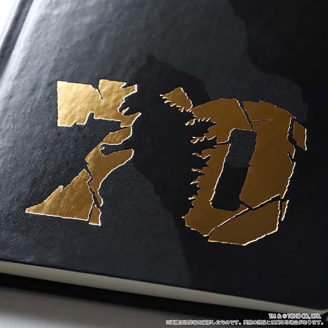 godzilla_st's tweet photo. ＼　　ゴジラ70周年記念商品　　／

ゴジラ70周年を記念して、ほぼ日手帳が登場！

表紙には、1954年公開のシリーズ第1作に登場したゴジラのシルエットと70周年のロゴが金の箔押しでデザインされています。巻末ページはオリジナル仕様となっており、ゴジラシリーズの歴代作品紹介や、怪獣の大きさ対比表など情報が満載です。

▼詳しくはこちら▼
ゴジラ70周年記念　ほぼ日手帳weeks　2025年1月はじまり
https://t.co/0n9Pkotxju

#ほぼ日手帳2025
#ゴジラ
#ゴジラ・ストア