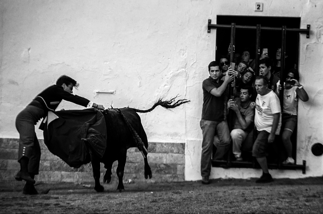 La España que no sale en la tele y ahí sigue en pie la ha capturado Jordi Cohen con su cámara y el Atlanta Photojournalist Seminar le ha dado el primer premio de fotografía hace unos días. No era para menos, como se puede ver en estas ocho que dejo.