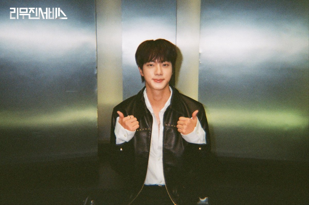mujin_plz's tweet photo. 월와핸님 리무진에 모시게 되어 영광입니다💜
반하면 곤란한데 어쩌죠?
아무래도 반했습니다 ((*´ω｀*)ﾉ
그대의 핸썸함과 실버보이스에 
치얼쓰 …🥂💜✨

@bts_bighit

#진 #Jin #방탄소년단 #BTS #리무진서비스 https://t.co/T8qDekhnSI