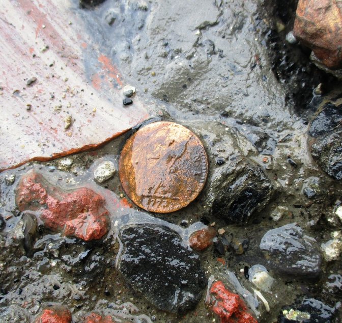 GermanderS's tweet image. 1/4: A couple of days after the US election, feeling very despondent, I went down to my local foreshore to try to cheer myself up. And I had a curious pair of finds... the first was this George III copper farthing - can you see the date of 1773?