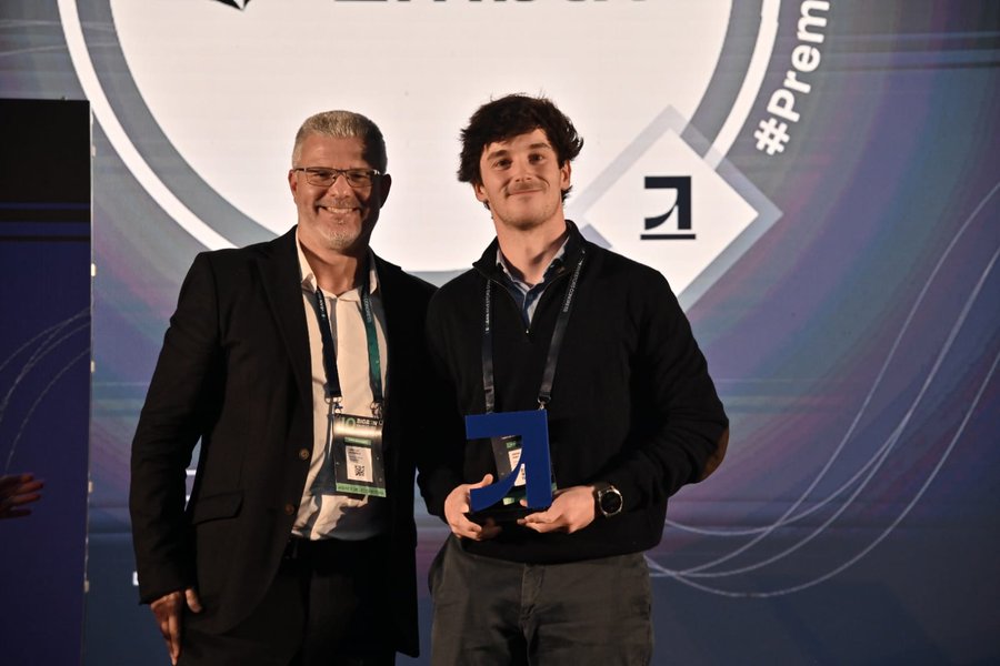 Startup_VLC's tweet image. Anoche @BIGBANInversion celebró &apos;La Noche de la Inversión Solidaria&apos; en el marco del #BICongress24 ✨

Durante la jornada, @jlhortelano, Presidente de Startup Valencia, hizo entrega del Premio a la Startup que más ha seducido a los inversores a #Embat 🏆

🙌 Enhorabuena a todos…