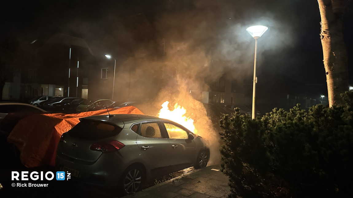 Auto uitgebrand op de Lange Spruit in Wateringen