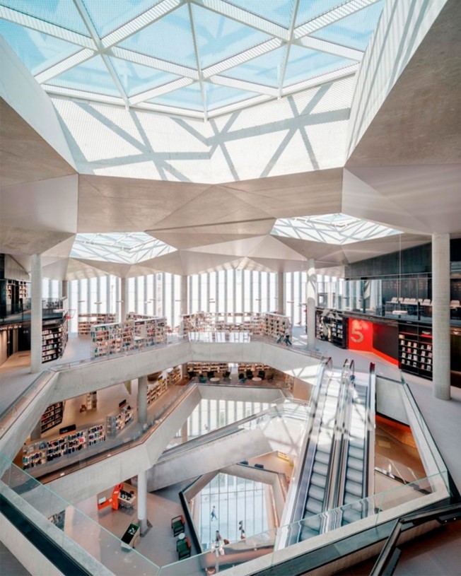 Equilibria_es's tweet image. En 2014, Atwood entregó una obra inédita a la &quot;Biblioteca del Futuro&quot;, un proyecto en Noruega. Será publicada en 2114. ¿Qué mensaje habrá dejado para los lectores de un siglo más tarde? ¿Qué os parece este proyecto? 
#FutureLibrary #MargaretAtwood Foto: wmagazin