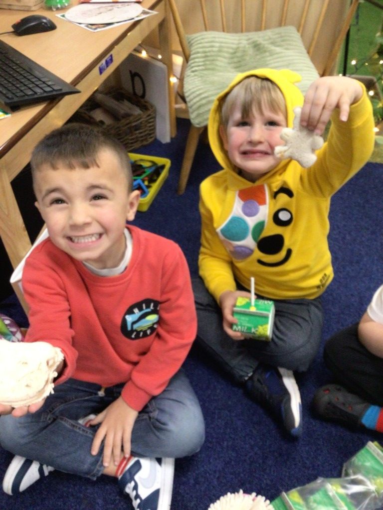 MonkwoodPrimary's tweet photo. 🐻 Last Friday in FS1, we are supporting Children in Need. Everyone took part in lots of fun activities, such as, making bear jam sandwiches, pudsey bear colouring, pudsey bear hats, and yummy spotty buns. 

Well done Class 1! 😁🥪

#WeAreEquippedToLearn https://t.co/lzkqewpl9S
