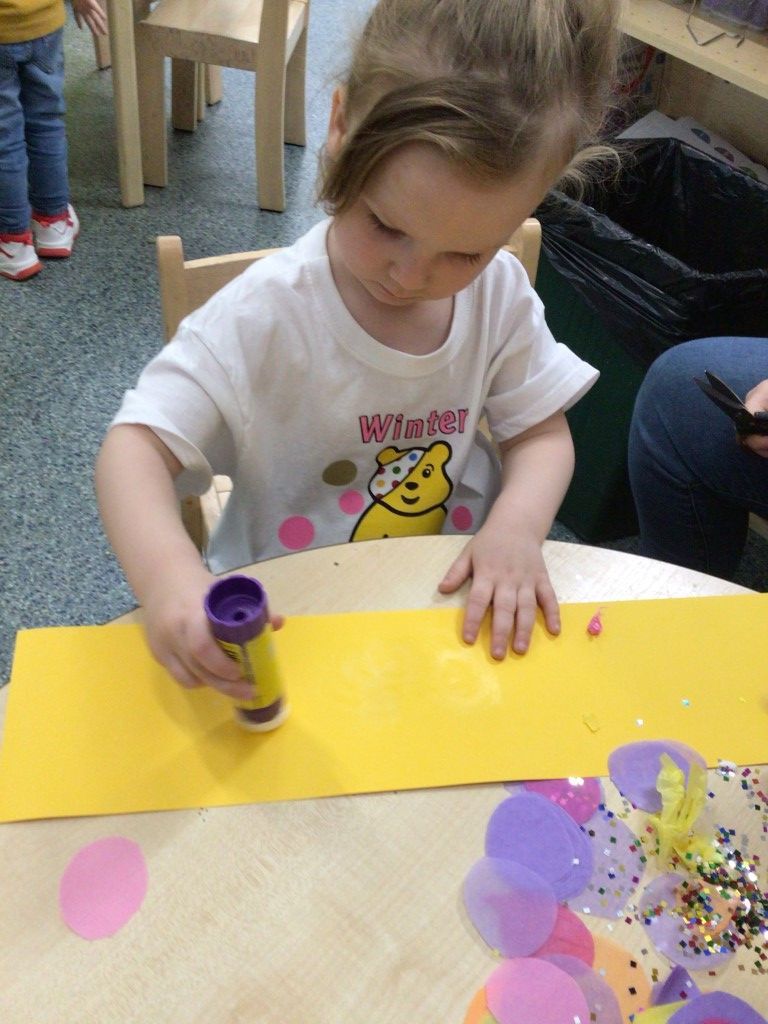 MonkwoodPrimary's tweet photo. 🐻 Last Friday in FS1, we are supporting Children in Need. Everyone took part in lots of fun activities, such as, making bear jam sandwiches, pudsey bear colouring, pudsey bear hats, and yummy spotty buns. 

Well done Class 1! 😁🥪

#WeAreEquippedToLearn https://t.co/lzkqewpl9S