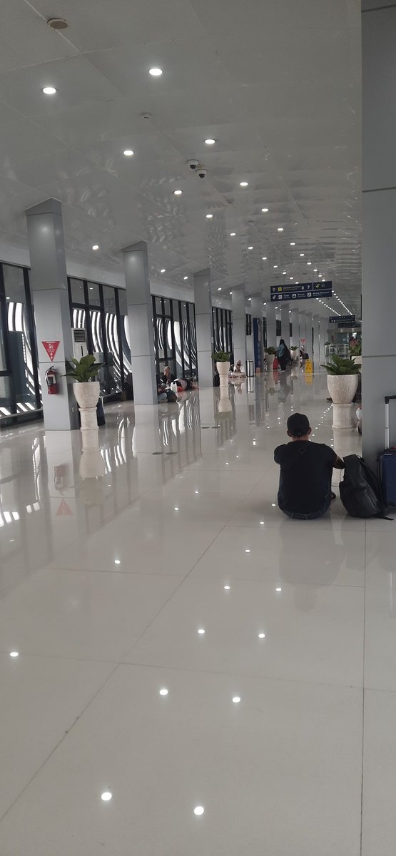 DSekarKencono's tweet photo. Mohon bantuannya @KAI121 di tambah kursi di ruang tunggu agar penumpang tidak keleleran di lantai ruang tunggu ka Bandara st. Solo Balapan https://t.co/J7wdbenXSn