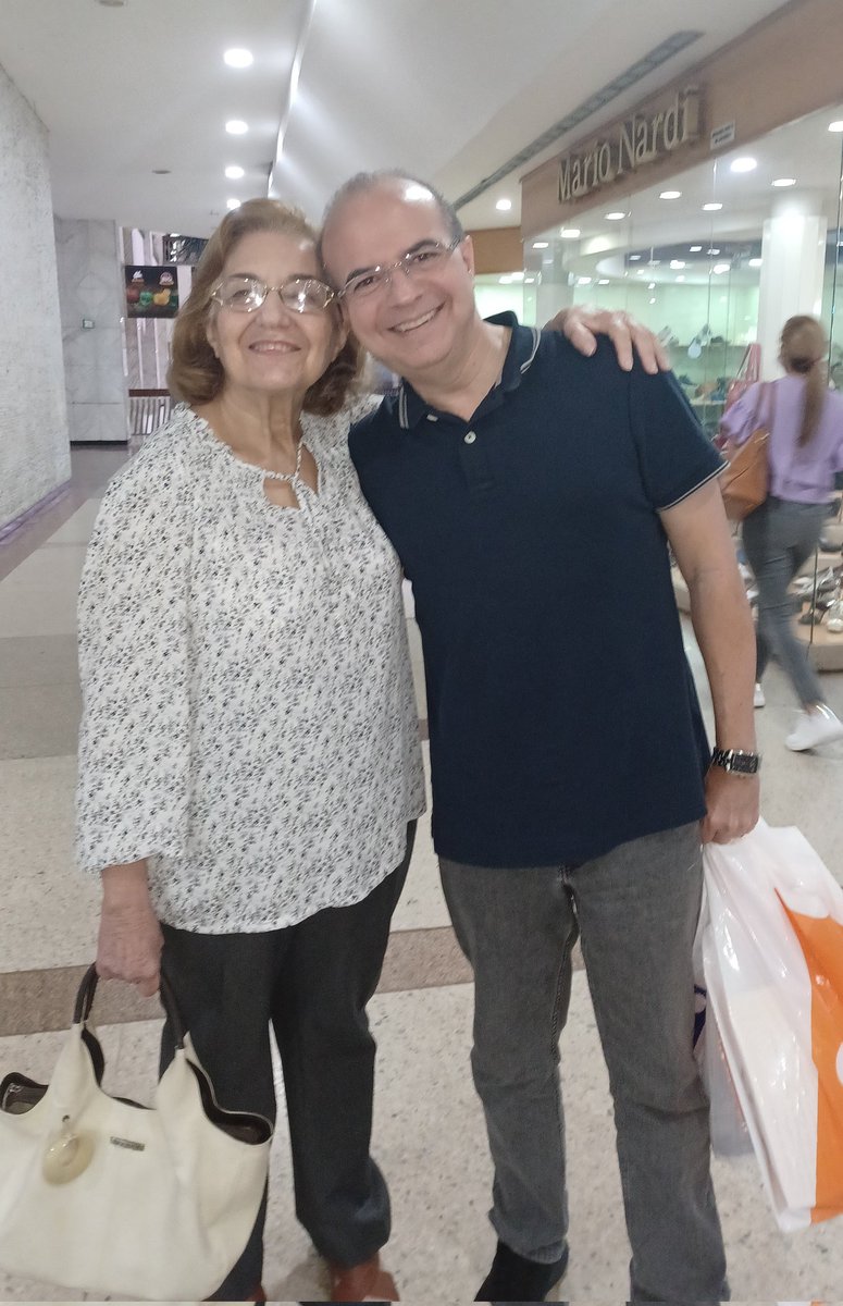 Mamá, feliz cumpleaños!! Gracias; gracias por tanto, gracias por iluminar mi mirada con tus ojos, por tu amor, comprensión, sabiduría, paciencia, prudencia, ejemplo, gracias por tus sacrificios, por cuidar mi sueño con tu desvelo, por impulsarme, acompañarme y amarme.
Gracias por