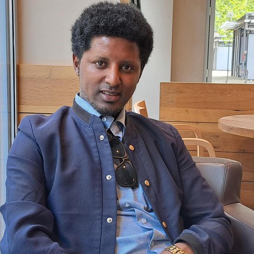 Neguss Abera floh 2012 vor dem Bürgerkrieg in Äthiopien nach Deutschland. 2018 wird er aus Bayern abgeschoben. Für den Weg zurück nach DE, braucht er 6 Jahre. Jetzt schuldet Neguss dem deutschen Staat 22.000€ -- für die Abschiebung.

Behördenbarbareideutschland #RefugeesWelcome