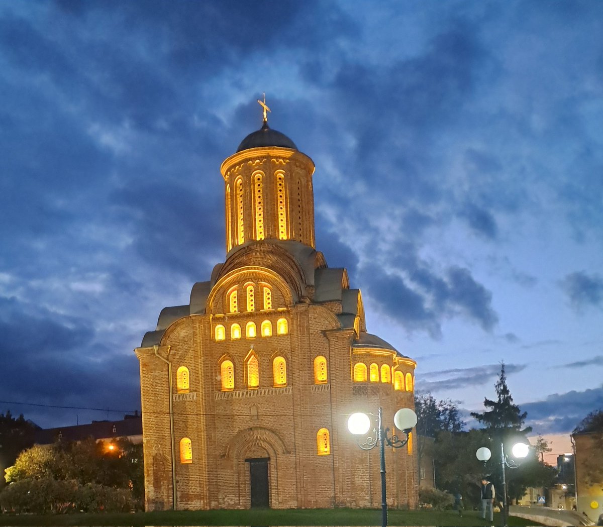 ChernihivInfo's tweet photo. The Piatnytska Church is different from other Chernihiv churches by the completion and decoration of the facades with all types of architectural ornaments and by the composition of arches under the drum
And at night, it looks magnificent 🤩 https://t.co/MbcRU6pwtL