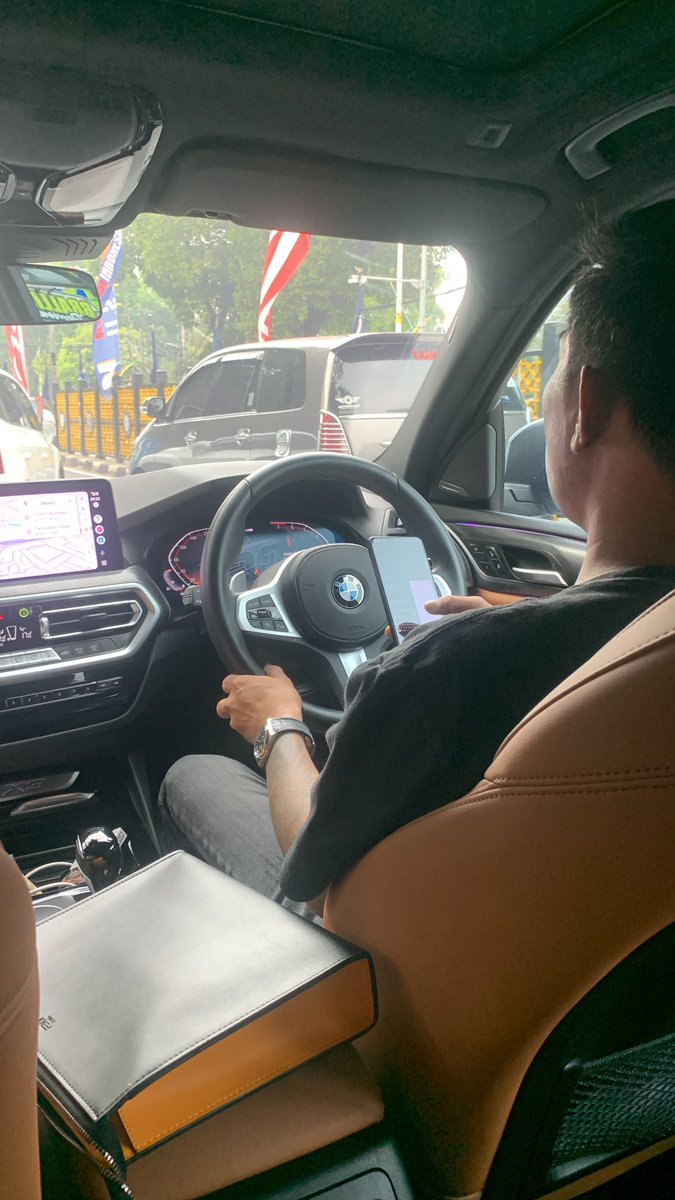 Order taksi online dapatnya mobilnya beginian 😁 doi bilang iseng aja katanya,,,yg boom lgi jam tangganya seharga mobil juga 😎 doi butuh tips juga ga ya???