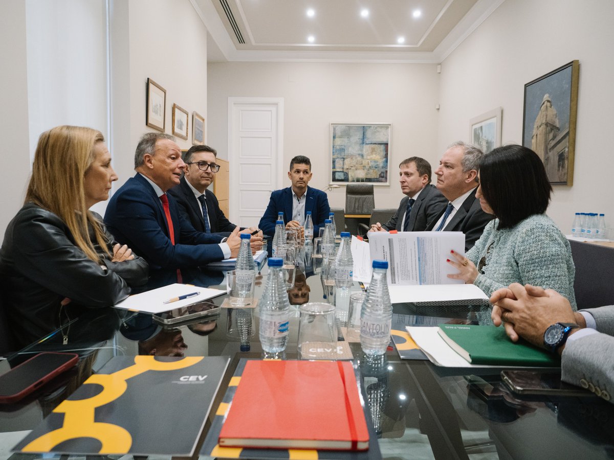Iniciamos la jornada de trabajo en #Valencia con una reunión con la Confederación Empresarial de la Comunitat Valenciana (<a href="/CEV_CV/">CEV</a>). 

Es imprescindible saber de primera mano sus necesidades para dar las soluciones más acertadas ante la tragedia de la #DANA.